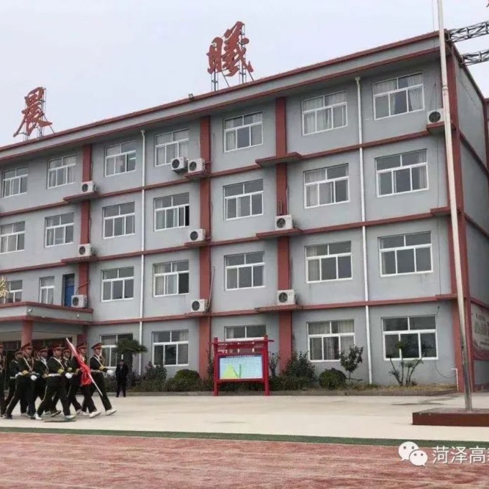 菏泽高新区晨曦学校举行“创文明城市、建文明校园，做文明学生”主题升旗仪式