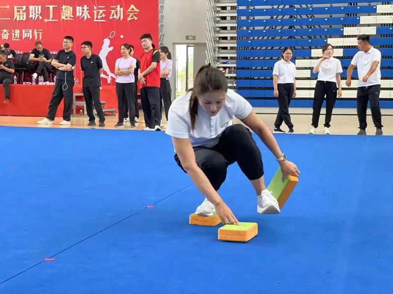 趣味迸发活力 运动展现风采——晨曦学校教师代表参加鲁西新区教育系统第二届职工趣味运动会