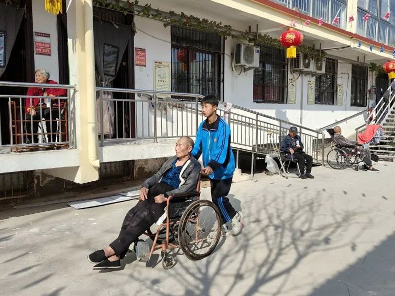 青春献爱心，敬老树新风—— 菏泽鲁西新区晨曦学校学雷锋活动月