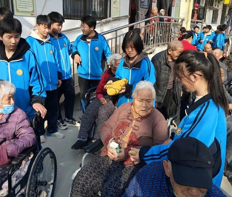 青春献爱心，敬老树新风—— 菏泽鲁西新区晨曦学校学雷锋活动月