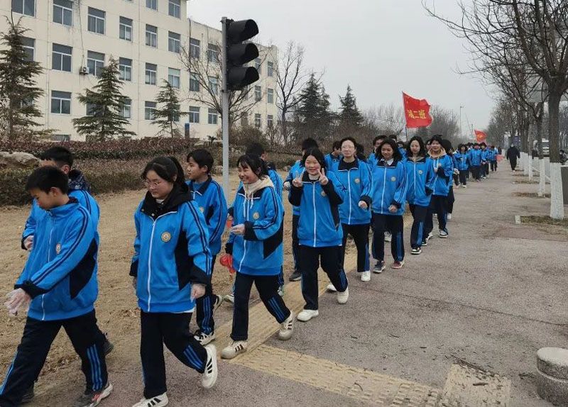 弘扬雷峰精神，文明与爱同行——菏泽鲁西新区晨曦学校开展学雷锋活动