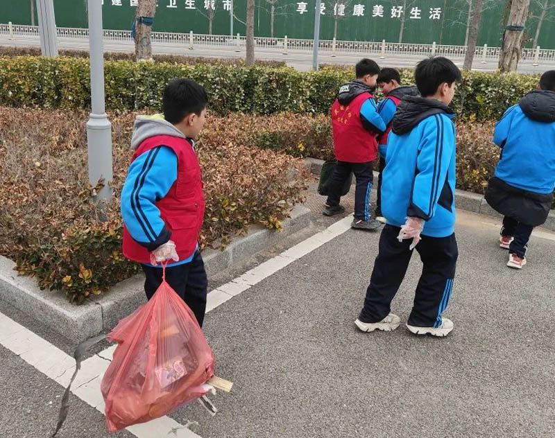 弘扬雷峰精神，文明与爱同行——菏泽鲁西新区晨曦学校开展学雷锋活动