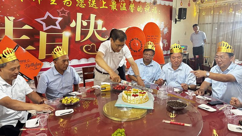 温馨生日会，情暖教师心