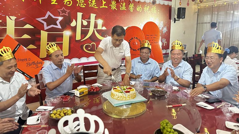 温馨生日会，情暖教师心