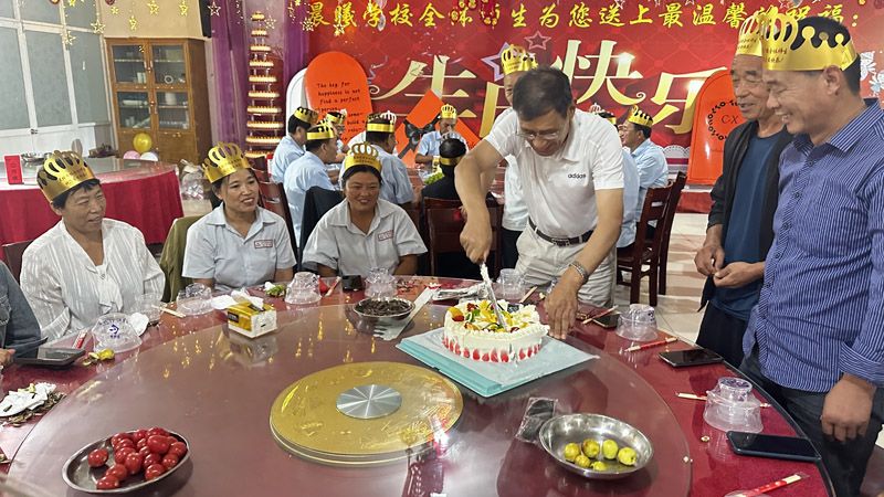 温馨生日会，情暖教师心